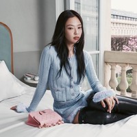 Ada pula penampilan Jennie BLACKPINK berpose di apartemen bergaya Parisian dalam balutan knit jacket dan mini skirt, bernuansa biru-ungu. Serasi dengan koleksi tas Chanel berwarna pink pastel. Foto: dok. Chanel