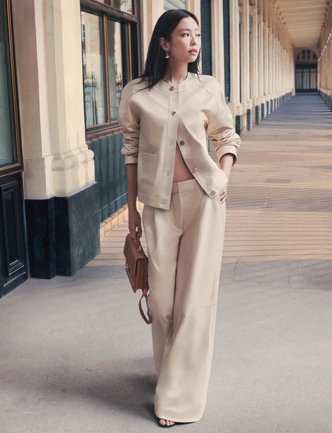 Pelantun ‘Mantra’ itu juga tampil lembut dalam busana kulit berwarna krem, menyisakan beberapa kancing bajunya terbuka, dan mengekspos perut rampingnya. Foto: dok. Chanel