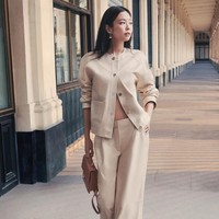 Pelantun ‘Mantra’ itu juga tampil lembut dalam busana kulit berwarna krem, menyisakan beberapa kancing bajunya terbuka, dan mengekspos perut rampingnya. Foto: dok. Chanel