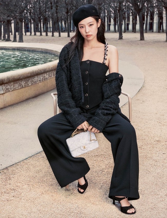“Segala sesuatu tentang tahun 1990-an selalu berdampak bagiku. Bukan hanya fashion-nya tapi juga suasana dan semangatnya,” ungkap Jennie BLACKPINK. Foto: dok. Chanel