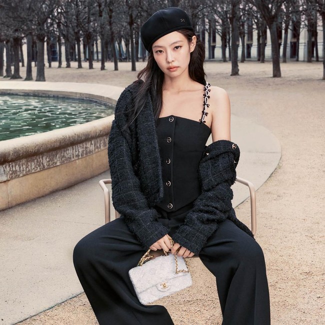 7 Gaya Jennie BLACKPINK ala Film Romcom 90an dalam Balutan Chanel