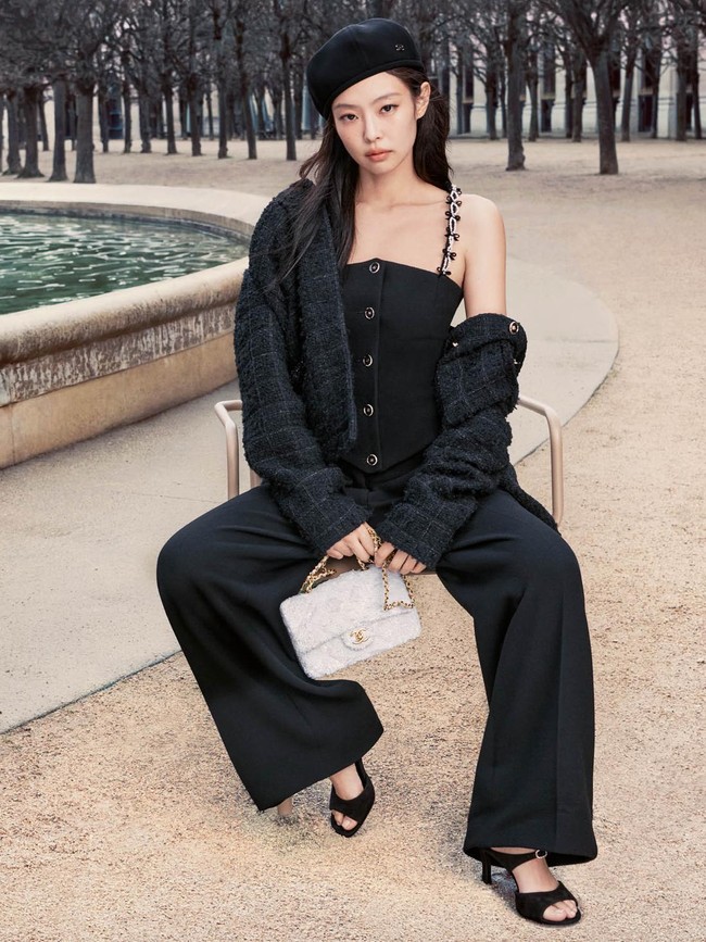 7 Gaya Jennie BLACKPINK ala Film Romcom 90an dalam Balutan Chanel 7 Gaya Jennie BLACKPINK ala Film Romcom 90an dalam Balutan Chanel