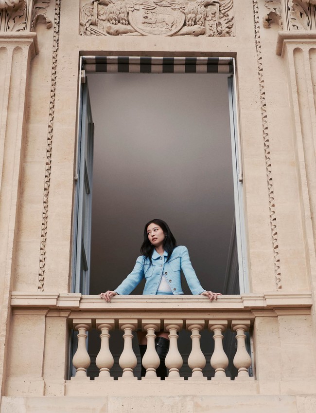 Dalam salah satu foto, Jennie BLACKPINK mengenakan atasan jacket dan mini skirt berwarna biru muda, yang dipadukan dengan high boots berwarna hitam. Menyorot sisi feminin, boyish, preppy karakter utama film romcom 90-an. Foto: dok. Chanel