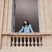 Dalam salah satu foto, Jennie BLACKPINK mengenakan atasan jacket dan mini skirt berwarna biru muda, yang dipadukan dengan high boots berwarna hitam. Menyorot sisi feminin, boyish, preppy karakter utama film romcom 90-an. Foto: dok. Chanel