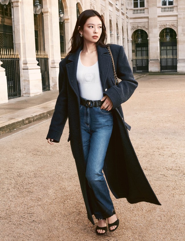 Jennie BLACKPINK kembali menunjukkan eksistensinya sebagai global ambassador Chanel. Tampil dalam campaign Fall/Winter 2025/26 yang berlatar keindahan taman Jardin du Palais-Royal, di jantung kota Paris. Foto: dok. Chanel