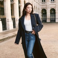 Jennie BLACKPINK kembali menunjukkan eksistensinya sebagai global ambassador Chanel. Tampil dalam campaign Fall/Winter 2025/26 yang berlatar keindahan taman Jardin du Palais-Royal, di jantung kota Paris. Foto: dok. Chanel