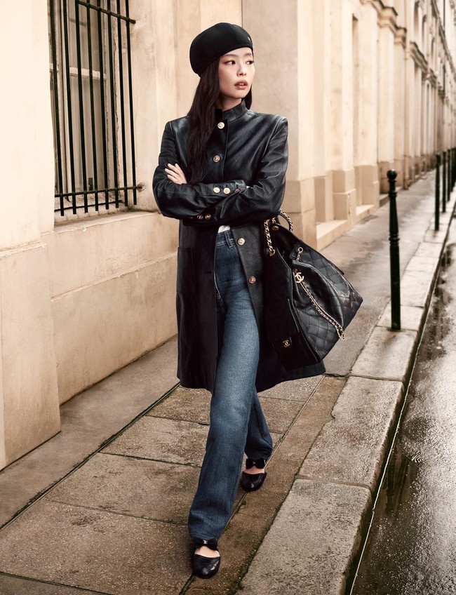 Koleksi ini menggabungkan gaya feminin dan maskulin ala karakter film romcom 90-an. Jennie BLACKPINK mengungkap bahwa referensi busananya kerap terinspirasi dari gaya di era itu. Foto: dok. Chanel