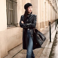 Koleksi ini menggabungkan gaya feminin dan maskulin ala karakter film romcom 90-an. Jennie BLACKPINK mengungkap bahwa referensi busananya kerap terinspirasi dari gaya di era itu. Foto: dok. Chanel