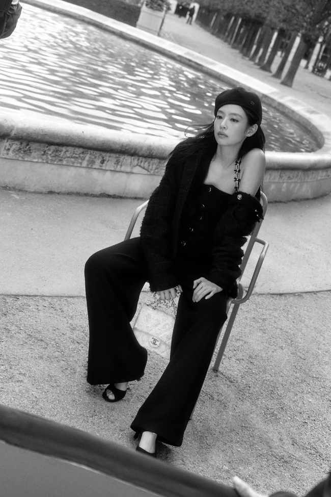 Secara khusus, Jennie BLACKPINK terinspirasi dengan gaya berpakaian Julia Roberts di film Notting Hill, yang telah ditontonnya berulang kali. Hal itu tergambar dalam pemotretan kali ini. Ia memakai koleksi beret hitam Chanel seperti pemain utama film tersebut. Foto: dok. Vogue