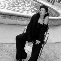 Secara khusus, Jennie BLACKPINK terinspirasi dengan gaya berpakaian Julia Roberts di film Notting Hill, yang telah ditontonnya berulang kali. Hal itu tergambar dalam pemotretan kali ini. Ia memakai koleksi beret hitam Chanel seperti pemain utama film tersebut. Foto: dok. Vogue