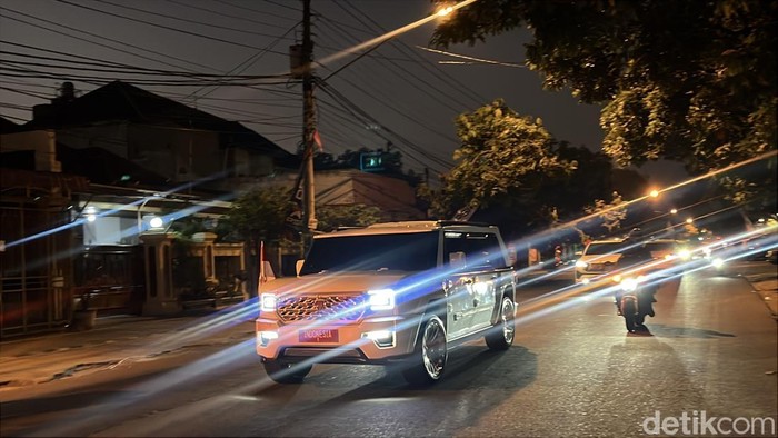 Mobil Maung yang ditumpangi Presiden Prabowo Subianto ketika tiba di kediaman mantan Presiden Joko Widodo (Jokowi) di Sumber, Solo, Minggu (20/7/2025).