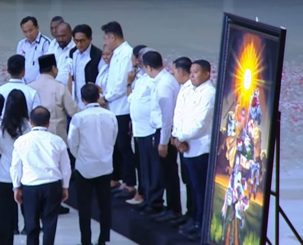 Kaesang beri lukisan kepada Prabowo (dok. YouTube PSI)