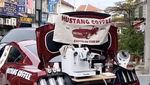 Bye Kerja Kantoran! Kakak Adik Jualan Kopi Keliling Pakai Mobil Mustang