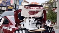 Mustang Coffee berada di area Penang. Pengunjung akan mudah mengenali karena mesin kopi ditaruh di belakang mobil Mustang. Foto: Instagram mustangcoffeepg