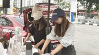 Karena menggunakan mobil, Rochelle dan Leah bisa mangkal di mana saja untuk menawarkan kopinya. Secara berkala mereka menginformasikan waktu dan lokasi berjualan. Foto: Instagram mustangcoffeepg