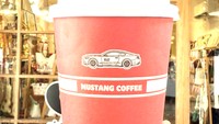 Kemasan cup kopi yang estetik seolah menambah daya jual Mustang Coffee. Cocok untuk diabadikan seperti ini. Foto: Instagram mustangcoffeepg