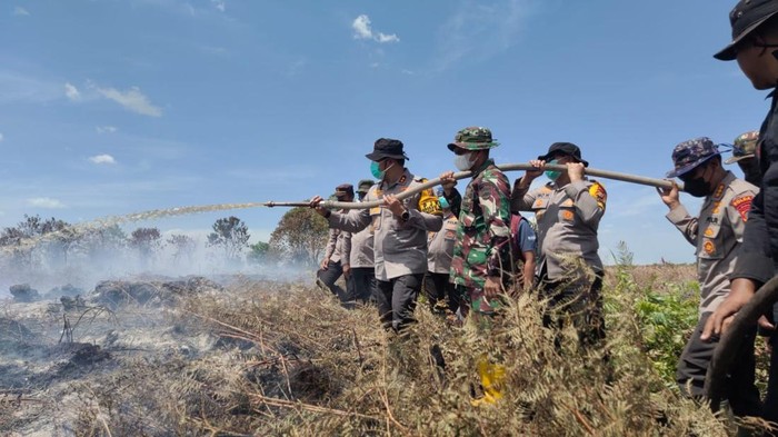 Kapolda Irjen Herry Heryawan memimpin langsung pemadaman api bersama jajaran TNI, BPBD, hingga Damkar di Rokan Hilir, Sabtu (19/7/2025).