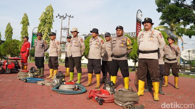 Kapolda Riau Irjen Herry Heryawan memimpin apel pasukan penanganan karhutla di Rokan Hilir, Minggu (20/7/2025).