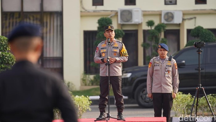Kapolda Riau Irjen Herry Heryawan memimpin apel pasukan penanganan karhutla di Rokan Hilir, Minggu (20/7/2025).