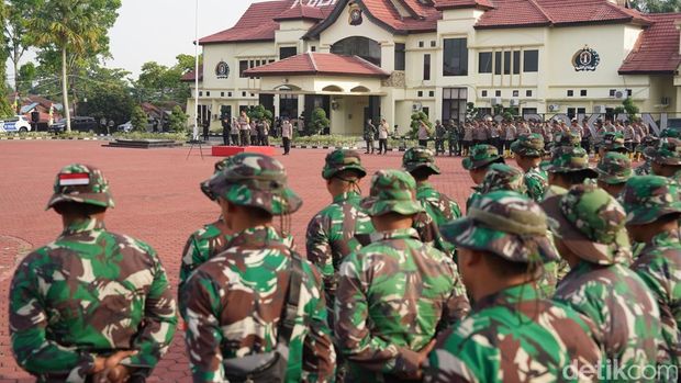 Kapolda Riau Irjen Herry Heryawan memimpin apel pasukan penanganan karhutla di Rokan Hilir, Minggu (20/7/2025).