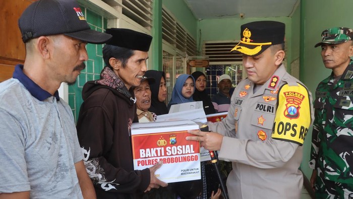 Kapolres Probolinggo AKBP M. Wahyudin Latif memberikan bantuan kepada warga yang tedampak gempa