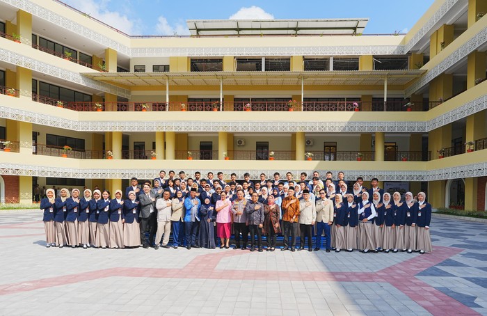 Kapolri Jenderal Listyo Sigit Prabowo meresmikan sekaligus membuka angkatan pertama Akademi Kader Bangsa yakni SMA Kemala Taruna Bhayangkara dan Global Darussalam Academy di Sleman, Minggu (20/7/2025)