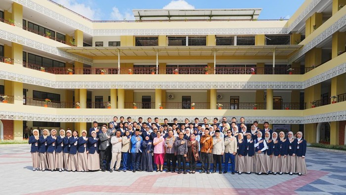 Kapolri Jenderal Listyo Sigit Prabowo meresmikan sekaligus membuka angkatan pertama Akademi Kader Bangsa yakni SMA Kemala Taruna Bhayangkara dan Global Darussalam Academy di Sleman, Minggu (20/7/2025)