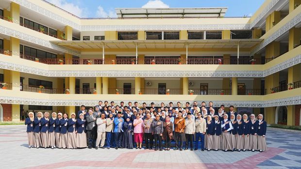 Kapolri Jenderal Listyo Sigit Prabowo meresmikan sekaligus membuka angkatan pertama Akademi Kader Bangsa yakni SMA Kemala Taruna Bhayangkara dan Global Darussalam Academy di Sleman, Minggu (20/7/2025)