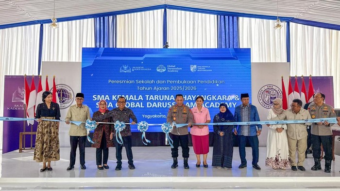 Kapolri Jenderal Listyo Sigit Prabowo meresmikan sekaligus membuka angkatan pertama Akademi Kader Bangsa yakni SMA Kemala Taruna Bhayangkara dan Global Darussalam Academy di Sleman, Minggu (20/7/2025)
