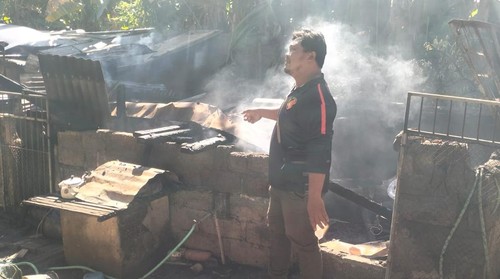 Sebuah rumah milik pensiunan PNS di Jalan Sudirman, Gang Arjuna Nomor 3 Kelurahan Seririt, Kecamatan Seririt, Buleleng, Bali mengalami musibah kebakaran, Minggu (20/7/2025).