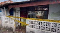 Bagian depan rumah ini masih terlihat utuh. Meskipun begitu kondisi dalam ruham telah hangus. Terlihat garis polisi dipasang di depan rumah. Lokasi ini dikunjungi oleh Wakil Gubernur Jakarta Rano Karno. (Adrial Akbar/detikcom)