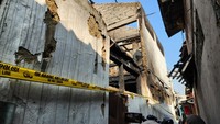 Kebakaran ini menyisakan bangunan yang hangus. Terlihat bangunan yang masih berdiri rusak dan terlihat retak. (Adrial Akbar/detikcom)