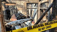 Tembok rumah terlihat hangus. Selain itu, kusen pintu dan jendela juga telah hangus. (Adrial Akbar/detikcom)