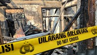 Jika dilihat dari luar, rumah memang tak hangus secara keseluruhan. Namun, kondisi dalam rumah sudah hangus terbakar dan terlihat sisa puing-puing.(Adrial Akbar/detikcom)