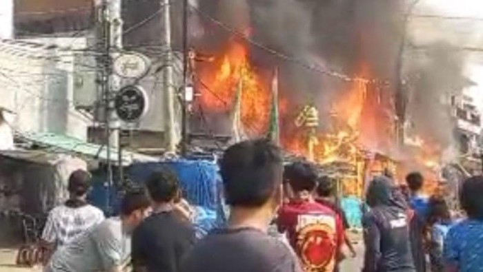 Warga melihat kondisi kebakaran di Muara Baru Penjariangan pada Minggu (20/7/2025) pagi.