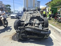 Mobil Ngebut Terbalik Usai Tabrak Motor di Medan, Korban Patah Tulang