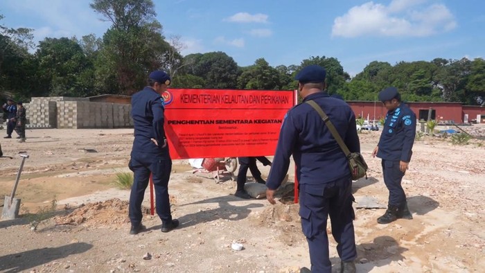 Kementerian Kelautan dan Perikanan (KKP) menghentikan proyek reklamasi di dua pulau kecil yang terletak Kota Batam, Kepulauan Riau.