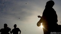 Ratusan orang mulai anak-anak, remaja hingga orang dewasa memadati lahan kosong itu sejak pukul 15.00 WIB.