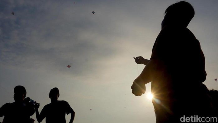 Keseruan Layangan di Perbatasan Surabaya-Sioarjo