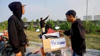 Di kawasan perbatasan Surabaya-Sidoarjo, tepatnya di Pondok Candra, suasana sore dipenuhi semarak permainan layangan.