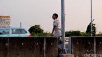 Bahkan ada beberapa orang yang menunggu layangan putus hingga masuk pintu Tol Tambak Sumur yang mengarah ke Bandara Juanda.