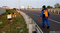 Petugas pintu Tol Tambak Sumur harus menghalau anak-anak yang nekat masuk ke jalan.