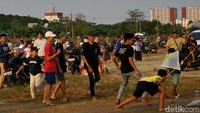 Sejumlah orang tengah berebut layangan putus.