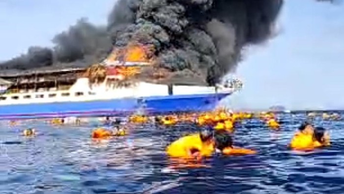 KM Barcelona 5 dilaporkan terbakar di Pulau Taliase, Minahasa Utara.