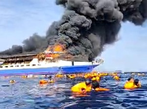 KM Barcelona Terbakar, Penumpang Soroti ABK Lambat Evakuasi-Beri Pelampung