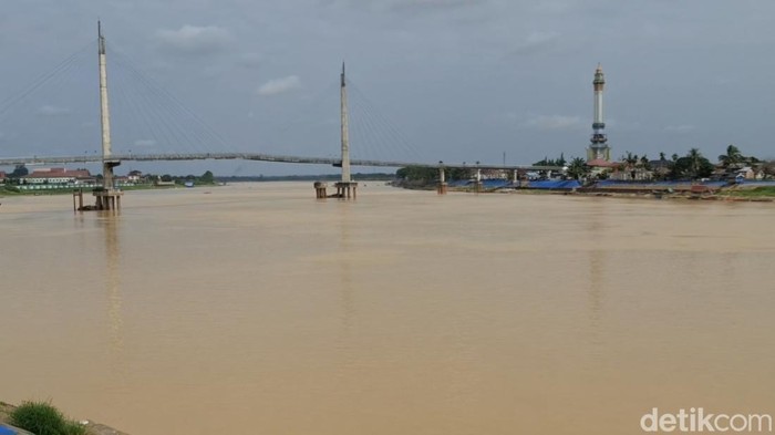 Kondisi air Sungai Batanghari Jambi yang merupakan sungai terpanjang di Pulau Sumatera