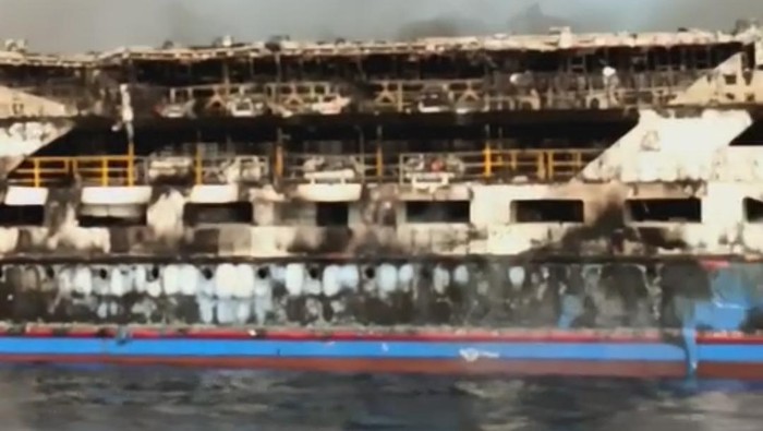 kondisi KM Barcelona 5 yang terbakar di Pulau Taliase, Minahasa Utara.