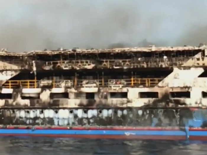 kondisi KM Barcelona 5 yang terbakar di Pulau Taliase, Minahasa Utara.