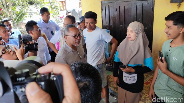 Menteri Koordinator Bidang Pangan Zulkifli Hasan berbincang bareng warga di sela meninjau kesiapan Koperasi Desa Merah Putih di Desa Bentangan, Wonosari, Klaten, Minggu (20/7/2025).