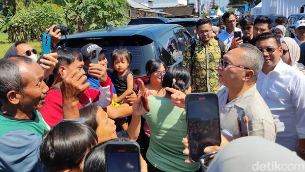 Menteri Koordinator Bidang Pangan Zulkifli Hasan berbincang bareng warga di sela meninjau kesiapan Koperasi Desa Merah Putih di Desa Bentangan, Wonosari, Klaten, Minggu (20/7/2025).
